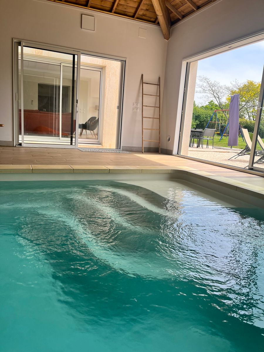 Piscine — vue sur le salon